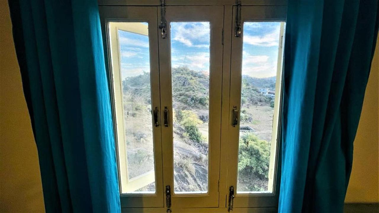 Shikhar Bunglow - A Stunning Valley View Bungalow In Mount Abu Bed and Breakfast Buitenkant foto